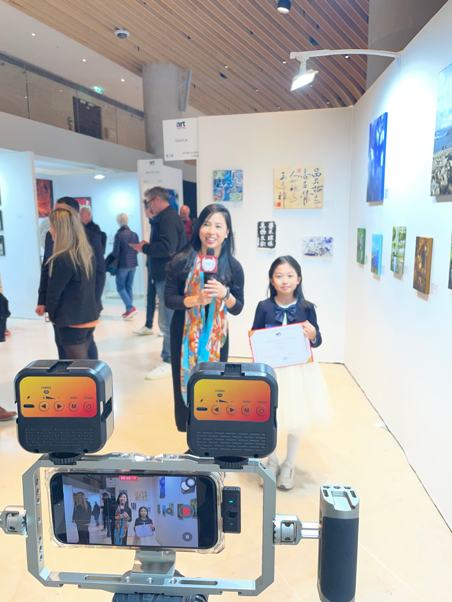 參賽者於法國 Art Shopping 藝術博覽會,卡魯塞爾杜羅浮宮 Le Carrousel du Louvre 在自己的作品前接受訪問